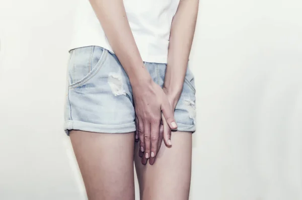Junge Frau Jeans Shorts Die Hände Zwischen Den Beinen Braucht — Stockfoto