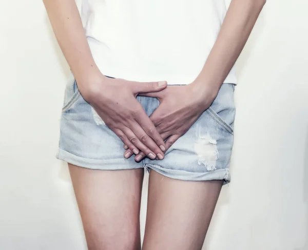 Junge Frau Jeans Shorts Die Hände Zwischen Den Beinen Braucht — Stockfoto