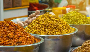 Sayaç semt pazarı üzerinde metal kâse kuru Çeşnilik. Sağlıklı gıda, vitaminler, kilo kaybı