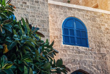 Windows ile mavi panjurlar ile İsrail eski evde. Tarihi bina.