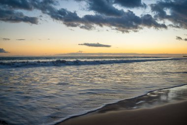Sandy sahil Adası, dalgalar. Turizm, huzur, deniz, tatil gezisi. Denizde akşam