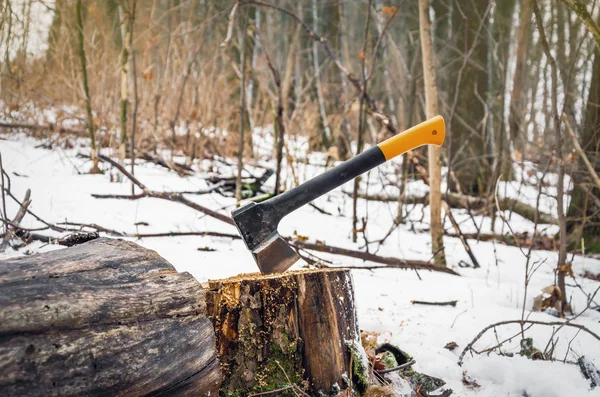 Топор Дровосека Пластиковой Ручкой Забитой Бревно Лесу — стоковое фото