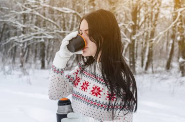 Termos kar orman içinde gelen sıcak bir içecek kız içecekler
