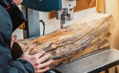 Eller marangoz şerit testere tezgahı üzerinde bir günlük keser. Ağaç, ağaç ürünleri, iş, istihdam