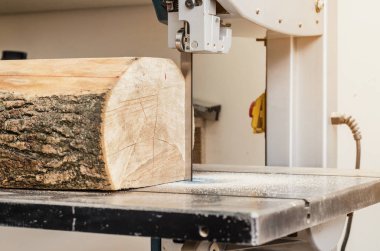 Şerit testere, makine kurullarında günlük keser. Ağaç, ağaç ürünleri, iş, istihdam