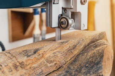 Şerit testere, makine kurullarında günlük keser. Ağaç, ağaç ürünleri, iş, istihdam