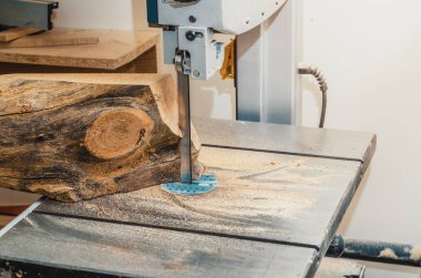 Şerit testere, makine kurullarında günlük keser. Ağaç, ağaç ürünleri, iş, istihdam