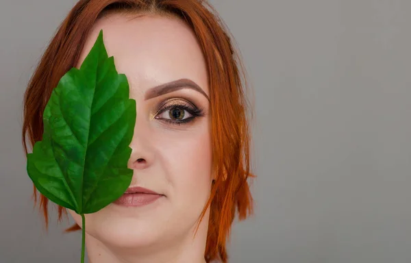Портрет Красива Жінка Рудий Половина Обличчя Закриті Великий Зелений Лист — стокове фото