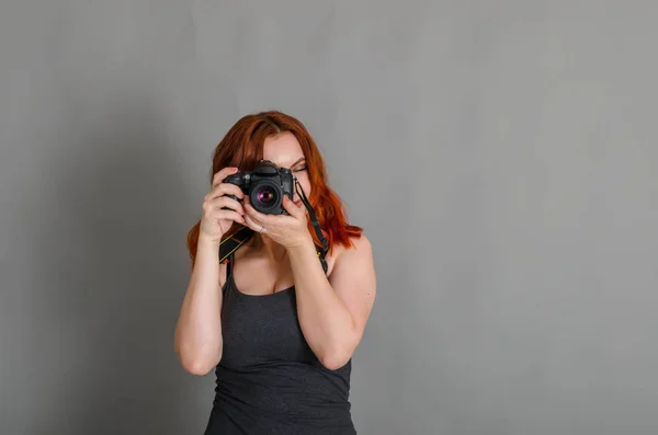 Bella Donna Con Capelli Rossi Tiene Fotocamera Moderna Nelle Sue — Foto Stock