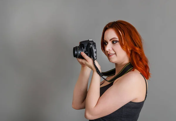 Smiling Woman Red Hair Holds Modern Camera Her Hands Gray — Stock Photo, Image