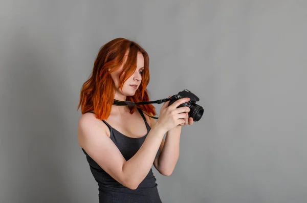 Beautiful Woman Red Hair Holds Modern Camera Her Hands Gray — Stock Photo, Image