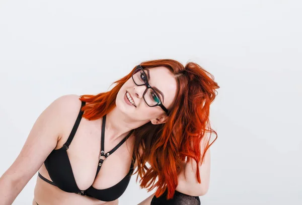 Женщина Рыжими Волосами Темном Бюстгальтере Очках Белом Фоне Изолированная Сексуальность — стоковое фото