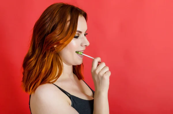 Portréja Egy Vidám Szép Vörös Haj Nyalás Karamell Zöld Cukorkát — Stock Fotó