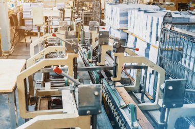 Yaprak kağıt baskı içinde dikiş makinesi. Dergi, broşür, kitap. Basılı ürünler imalatı. Vintage teknoloji