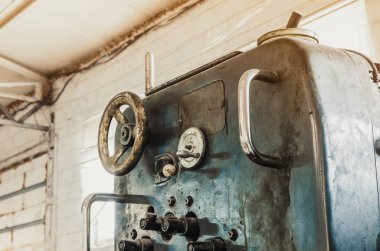 Eski vintage baskı makinesinin Matbaa içinde. Dergi, gazete, broşür, boya.
