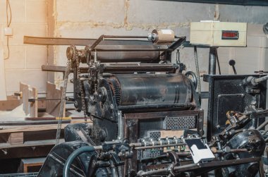 Vintage baskı makinesi için oyma baskı içinde. Eski bölüm mekanizma, düzenleyiciler, Dişliler.