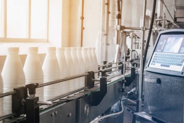 Beyaz plastik şişe süt ürünü üretim hattı ile.