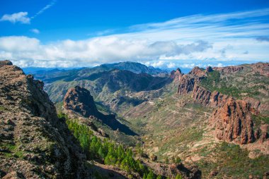 Dağ vadilerinde Kanarya Adaları, uzak ufuk kayaların arasındaki