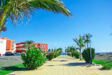 Kanarya Adaları üzerinde küçük turistik şehirdeki sokak dolgu