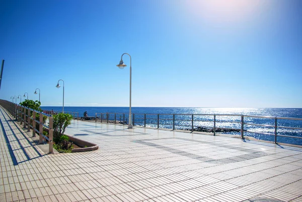 Nasyp z płytek elewacyjnych z latarniami na plaży — Zdjęcie stockowe