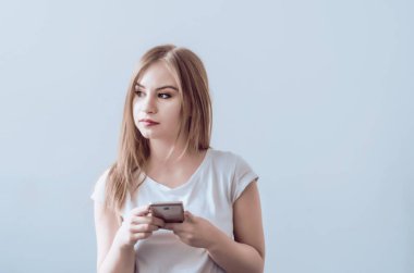 Bir cep telefonu onun elinde tutan genç güzel kız. Uzağa arıyorsunuz