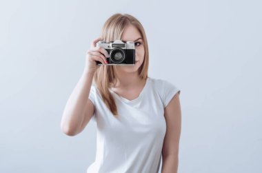 Çekici kız bir vintage fotoğraf makinesi onun elinde tutan. Bir PI al