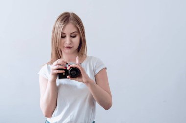 Çekici kız bir vintage fotoğraf makinesi onun elinde tutan