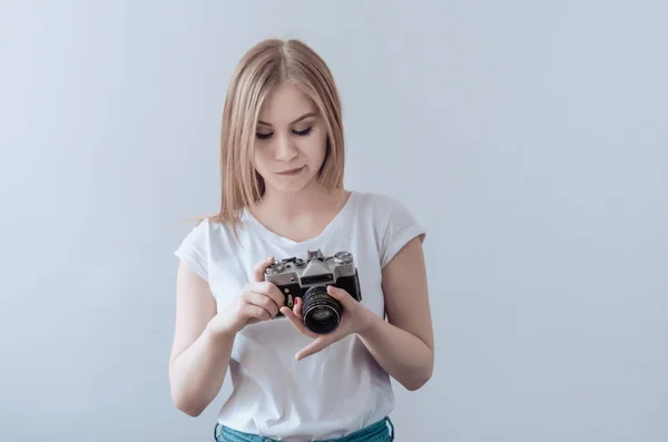 有吸引力的女孩拿着一个老式的相机在她的手中 — 图库照片
