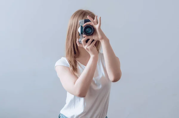 Ragazza attraente che tiene in mano una macchina fotografica vintage. Prendi un pi greco. — Foto Stock