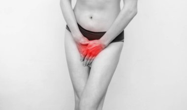 Külot kadın bacaklarını arasında ellerini tutuyor. Sağlık, Jinekoloji.