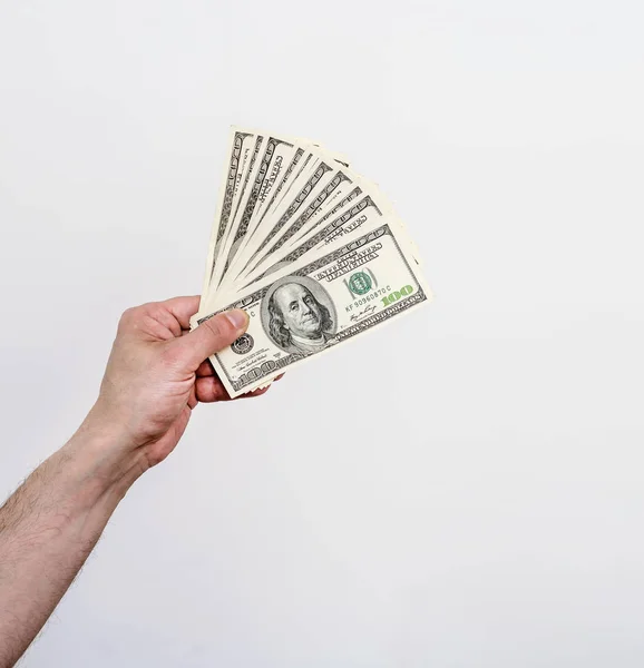 Die Hand des Mannes hält amerikanisches Dollargeld. Finanzen, Erträge, Gutschriften — Stockfoto