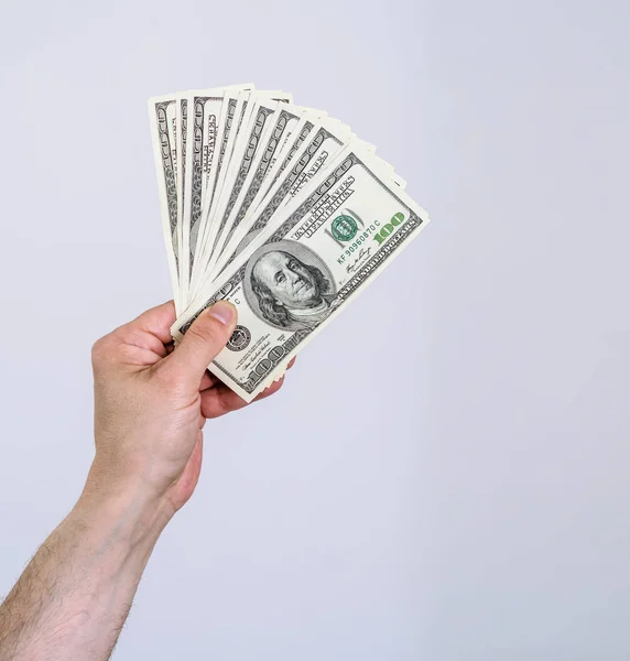 Die Hand des Mannes hält amerikanisches Dollargeld. Finanzen, Erträge, Gutschriften — Stockfoto