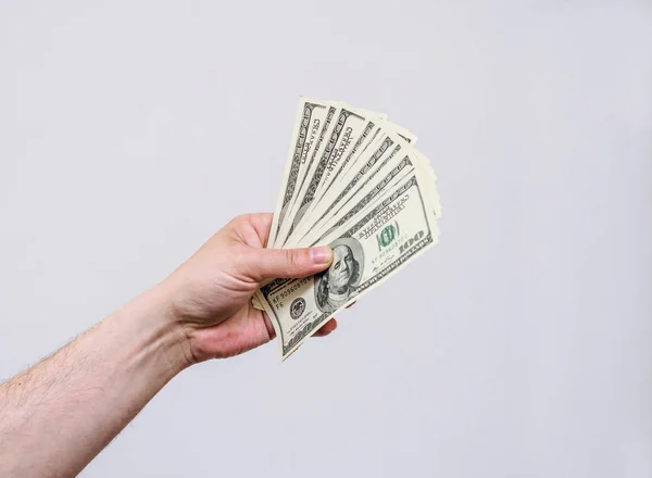 Die Hand des Mannes hält amerikanisches Dollargeld. Finanzen, Erträge, Gutschriften — Stockfoto
