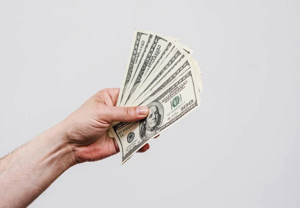 Die Hand des Mannes hält amerikanisches Dollargeld. Finanzen, Erträge, Gutschriften — Stockfoto