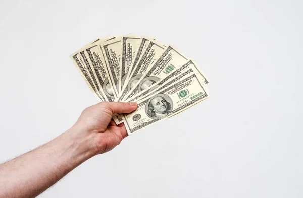 Die Hand des Mannes hält amerikanisches Dollargeld. Finanzen, Erträge, Gutschriften — Stockfoto