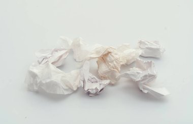Buruşuk kağıt tabakaları, çöpler. Kirlilik, atık, ekoloji