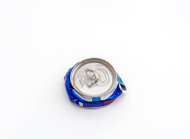 Ezilmiş sıkıştırılmış alüminyum gazlı içecek olabilir. Kirlilik, atık, ekoloji