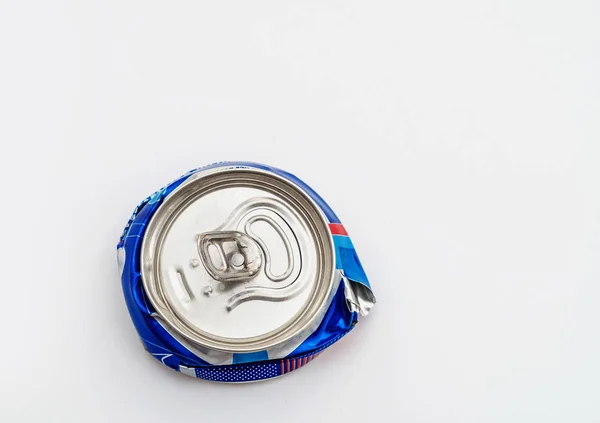 Geplet gecomprimeerde aluminium koolzuurhoudende drank kan. Vervuiling, afval, ecologie — Stockfoto