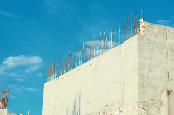 Paredes de concreto e pilares com acessórios de metal em uma construção — Fotografia de Stock