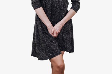 Koyu bir elbise içinde İnce kız uteru rahatsızlık deneyimleri