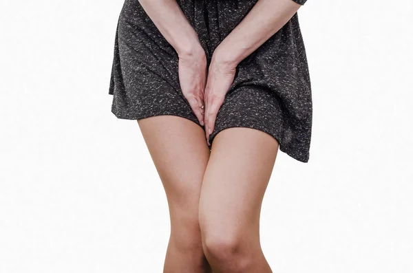 Muslo pélvico mujer joven con las manos presionando su entrepierna de la parte inferior del abdomen. Problemas médicos o ginecológicos de salud —  Fotos de Stock
