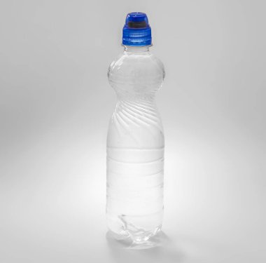 Su dolu bir içici ile mavi bir mantar ile Şeffaf plastik şişe