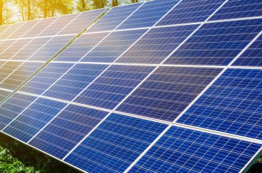 Karşı yeşil çim vadisinde fotovoltaik ekolojik modülleri