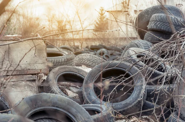Stare używane uszkodzone opony samochodowe na wysypisko — Zdjęcie stockowe