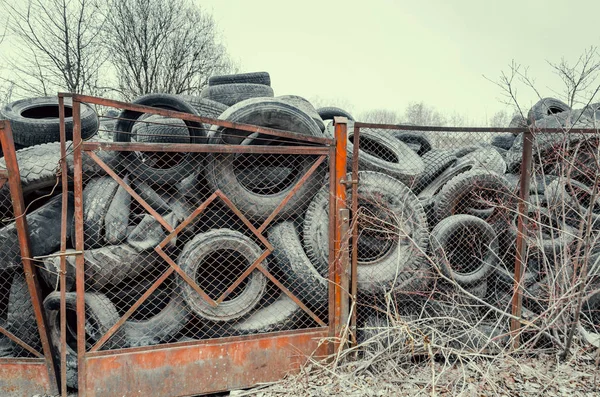 Vecchio usato pneumatici danneggiati auto presso la discarica — Foto Stock