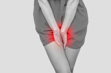 Kırmızı elbiseli kadın bacaklarının arasında el ele tutuşuyor. Deneyimleme pa