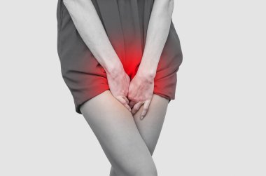 Kırmızı elbiseli kadın bacaklarının arasında el ele tutuşuyor. Deneyimleme pa