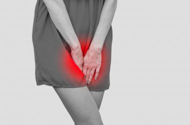 Kırmızı elbiseli kadın bacaklarının arasında el ele tutuşuyor. Deneyimleme pa