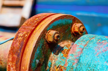 Paslı metal cıvatalar ve somunlar metal bağlar üzerinde. Terk edilmiş ekipmanlar