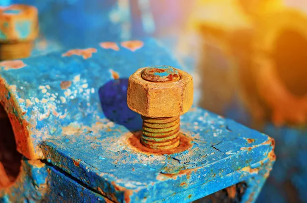 Rostige Metallschrauben und Muttern an Metallhalterungen. Ausrangiertes Gerät — Stockfoto